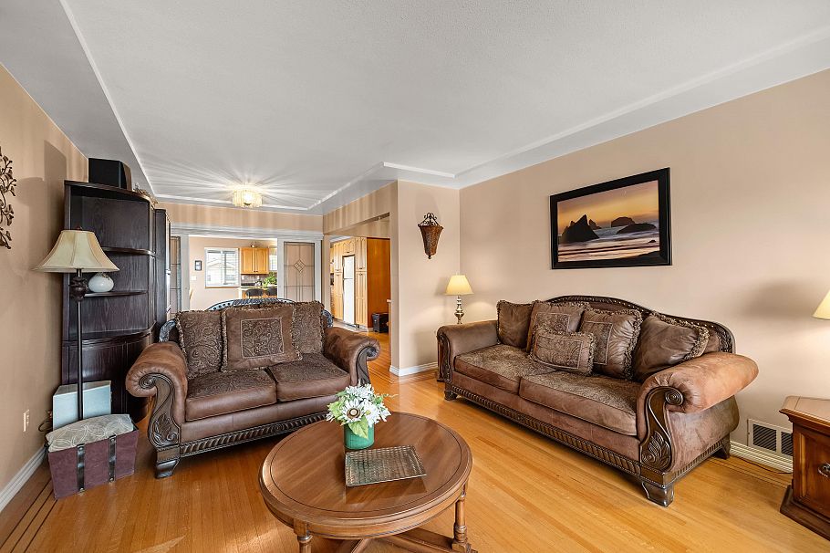 2515 E 45th Avenue Vancouver, BC - 4