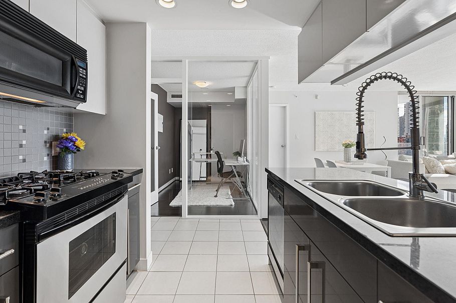908 1408 Strathmore Mews Vancouver, BC - 16