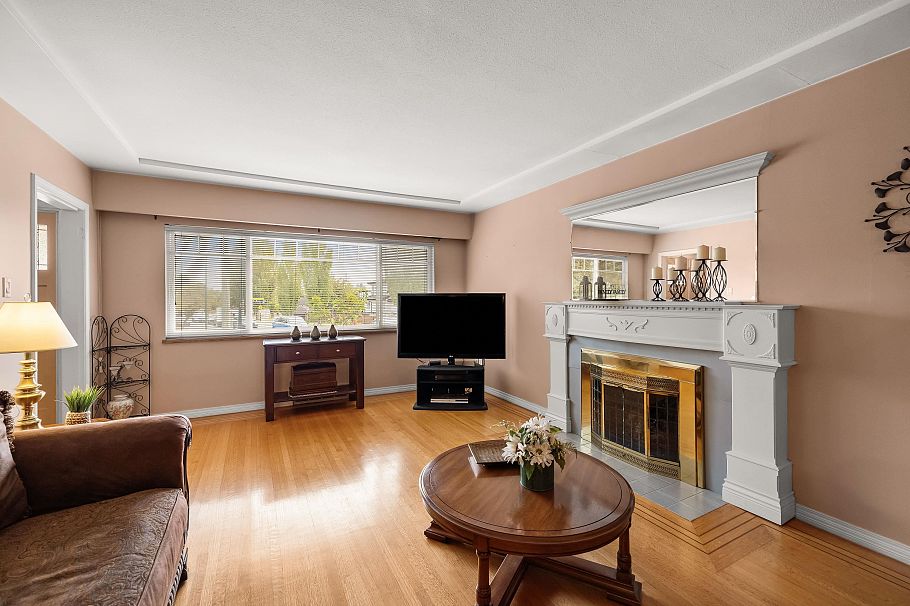 2515 E 45th Avenue Vancouver, BC - 5