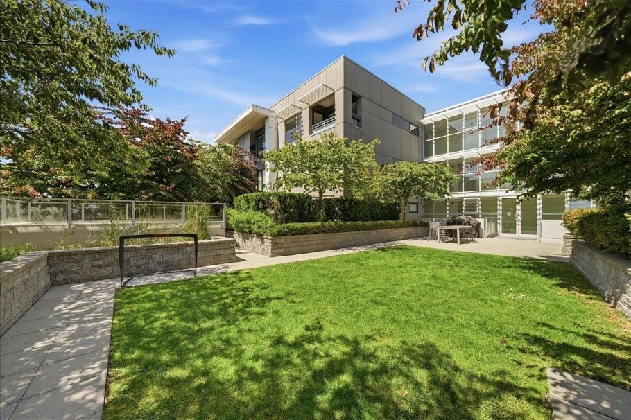 207 1061 Marine Drive North Vancouver, BC - 26