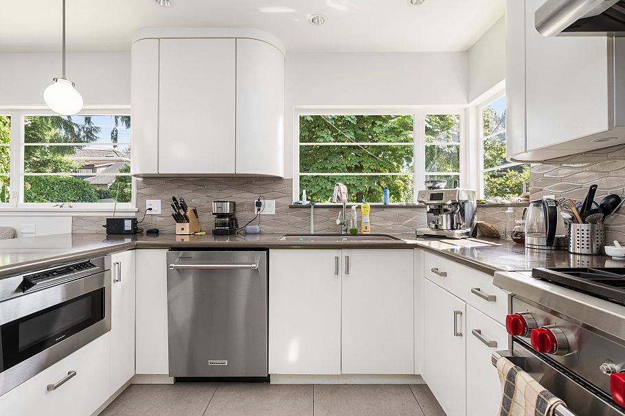 696 W 27th Avenue Vancouver, BC - 24