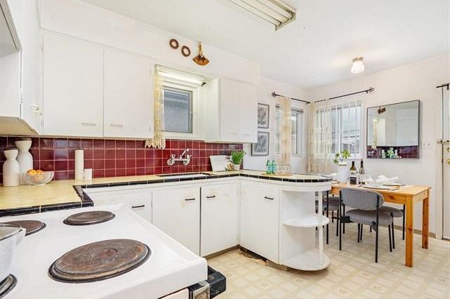 3687 E 26th Avenue Vancouver, BC - 3