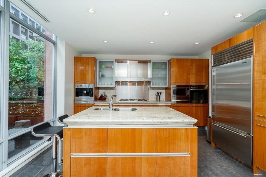 1163 W Cordova Street Vancouver, BC - 4