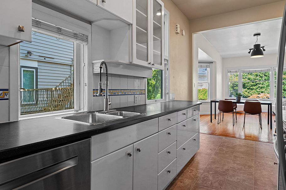 2656 W 3rd Avenue Vancouver, BC - 4