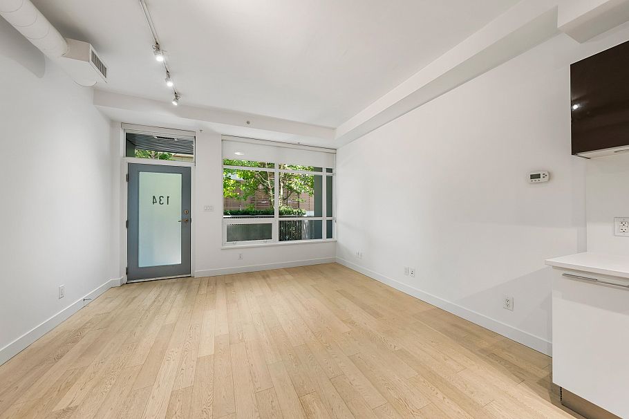 134 E 1st Avenue Vancouver, BC - 24