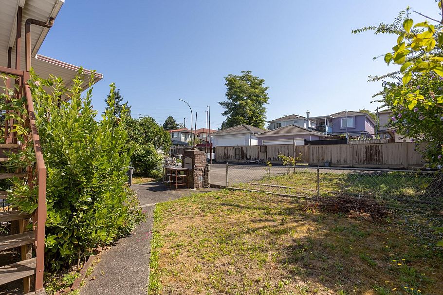 5618 Lancaster Street Vancouver, BC - 33