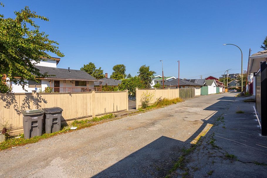 5618 Lancaster Street Vancouver, BC - 35