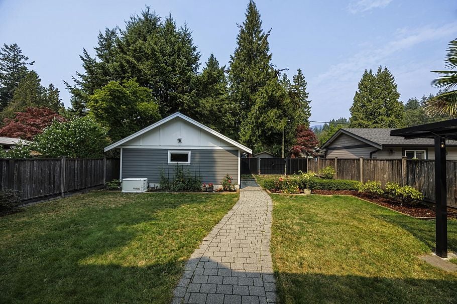 842 W 20th Street North Vancouver, BC - 29