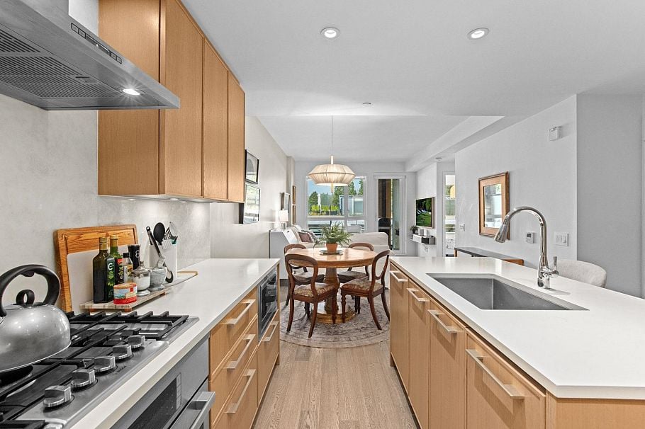 402 3220 Connaught Crescent North Vancouver, BC - 6