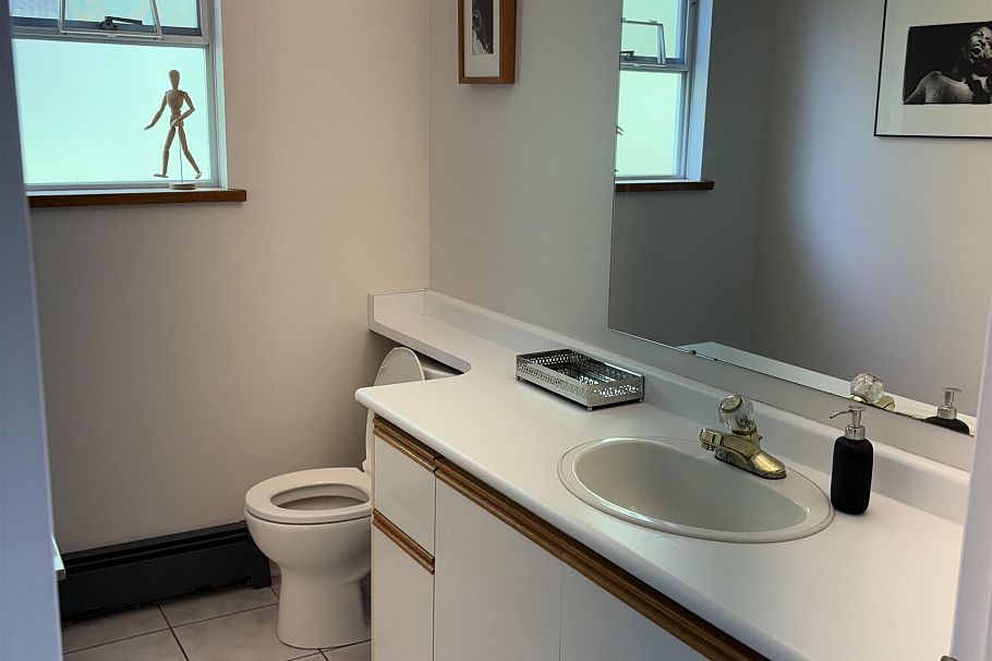 4227 W 14th Avenue Vancouver, BC - 9