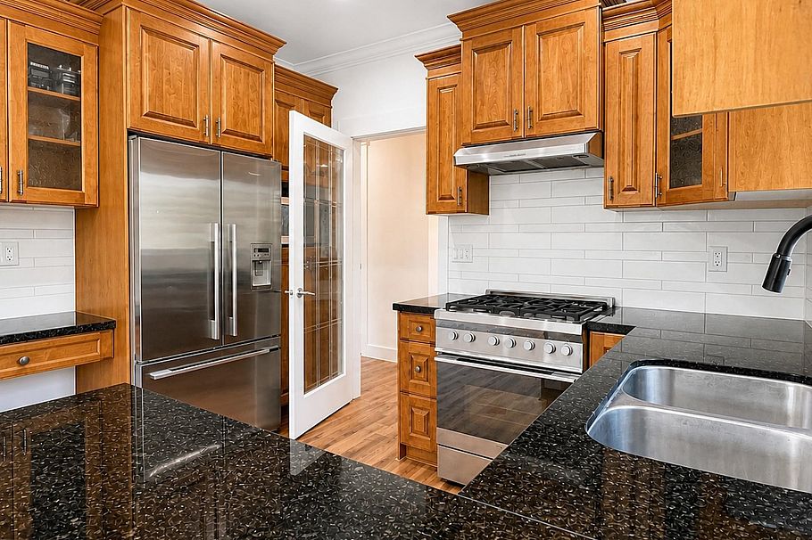 2388 E 5th Avenue Vancouver, BC - 8