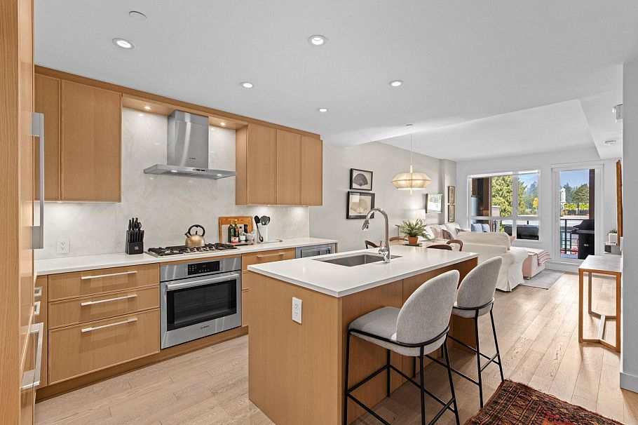 402 3220 Connaught Crescent North Vancouver, BC - 2