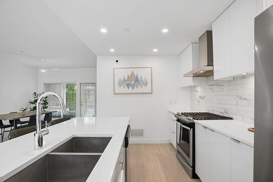 16 3596 Salal Drive North Vancouver, BC - 14