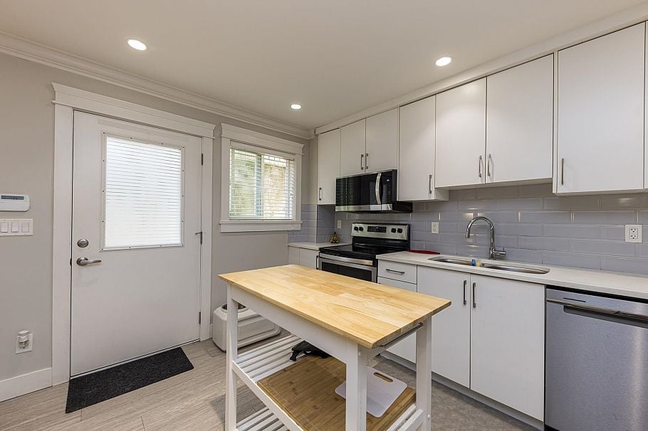842 W 20th Street North Vancouver, BC - 33