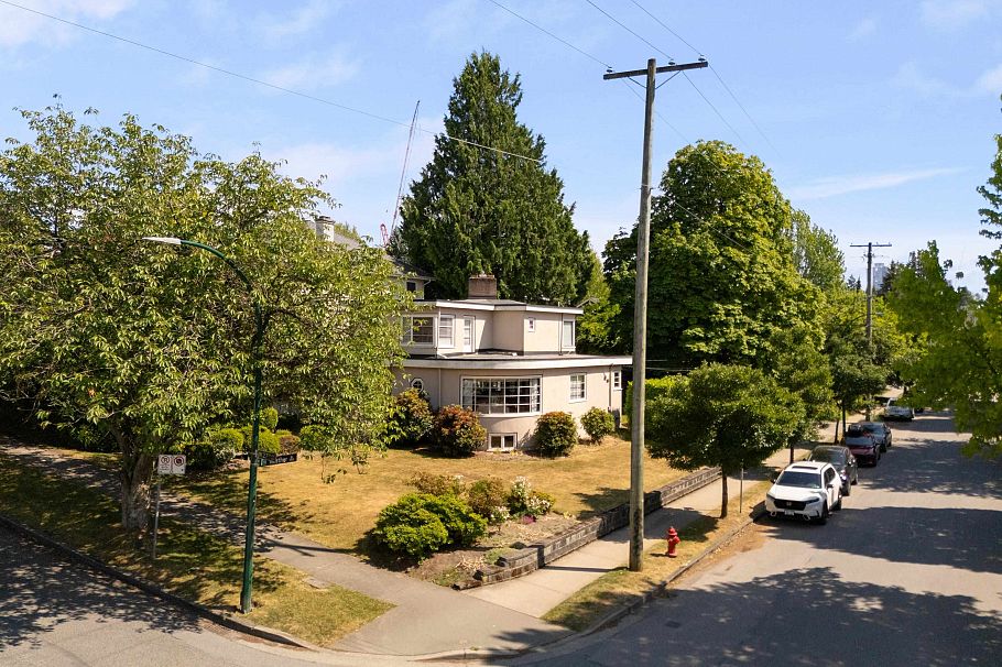 696 W 27th Avenue Vancouver, BC - 6