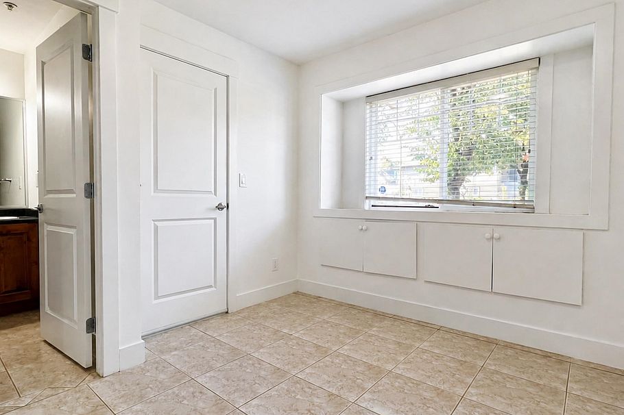 2388 E 5th Avenue Vancouver, BC - 23