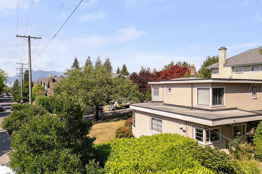 696 W 27th Avenue Vancouver, BC - 9