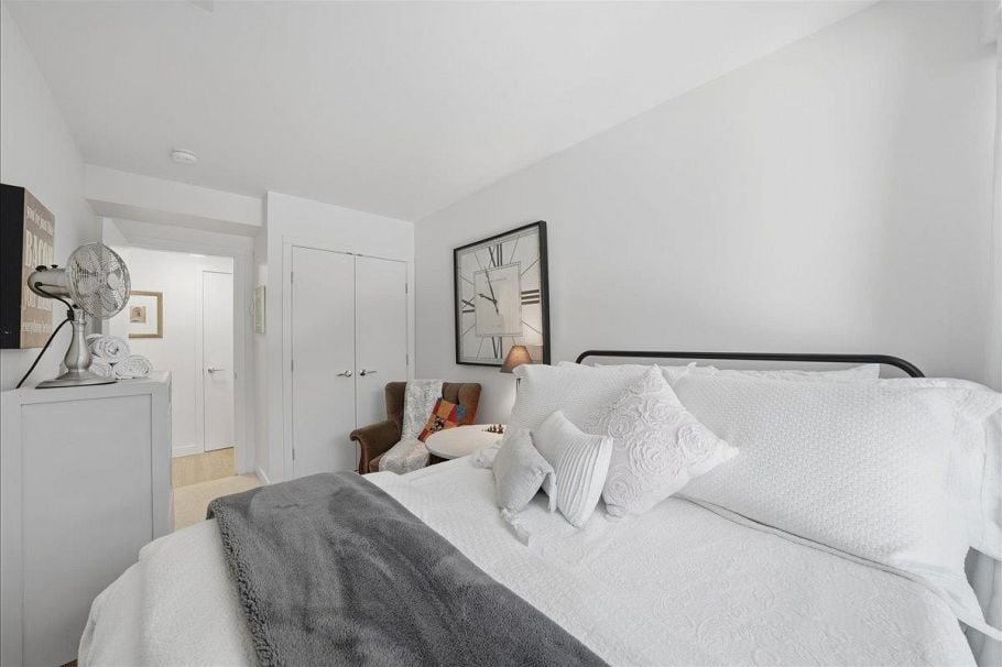 207 1061 Marine Drive North Vancouver, BC - 23