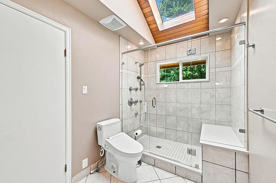 5519 Cliffridge Place North Vancouver, BC - 11