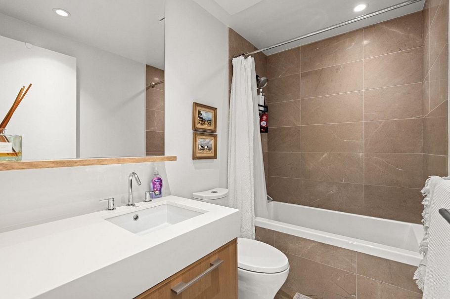 402 3220 Connaught Crescent North Vancouver, BC - 20