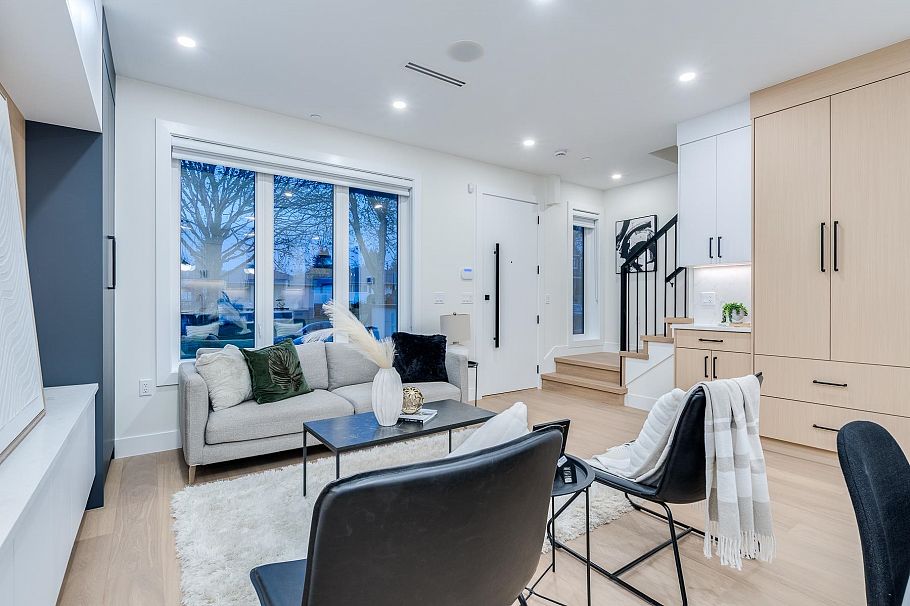1 5461 Rhodes Street Vancouver, BC - 5