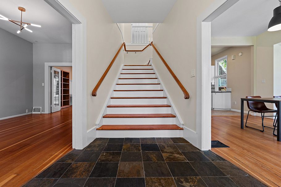 2656 W 3rd Avenue Vancouver, BC - 2