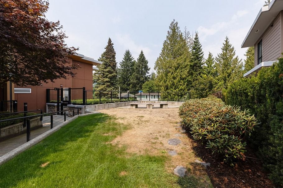 402 3220 Connaught Crescent North Vancouver, BC - 31