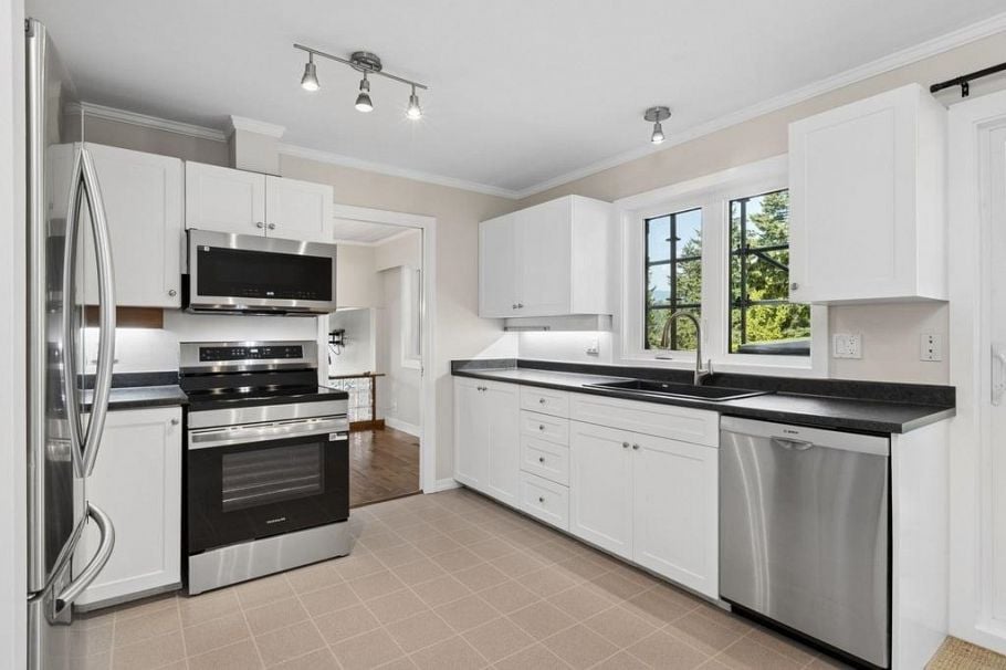 1056 LILLOOET ROAD, North Vancouver BC V7J 2H8 North Vancouver, BC - 9