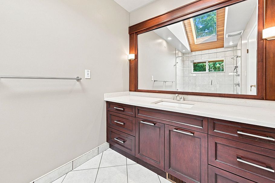 5519 Cliffridge Place North Vancouver, BC - 16