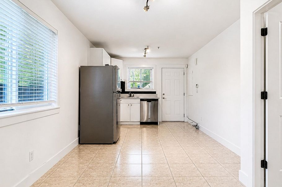 2388 E 5th Avenue Vancouver, BC - 18