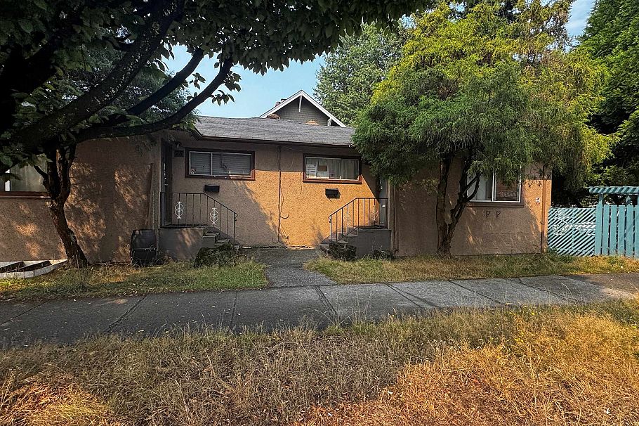 75 N Nanaimo Street Vancouver, BC - 2