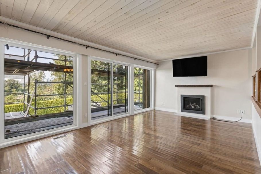 1056 LILLOOET ROAD, North Vancouver BC V7J 2H8 North Vancouver, BC - 2