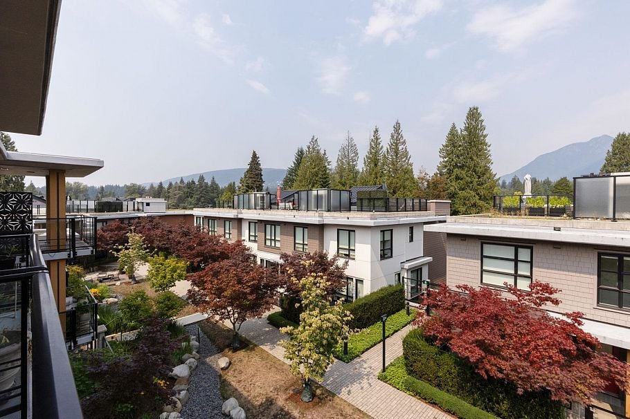 402 3220 Connaught Crescent North Vancouver, BC - 1