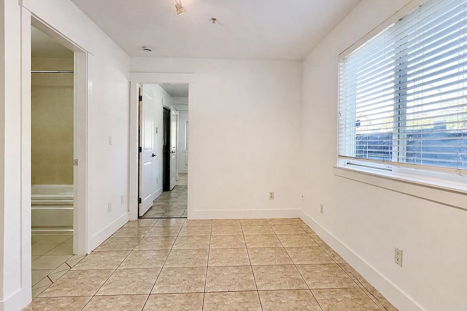 2388 E 5th Avenue Vancouver, BC - 16