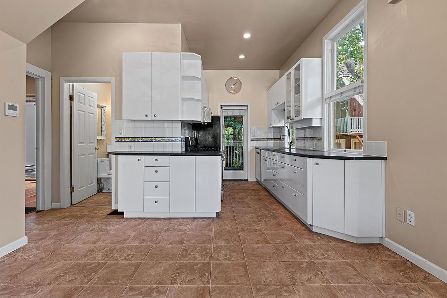 2656 W 3rd Avenue Vancouver, BC - 3