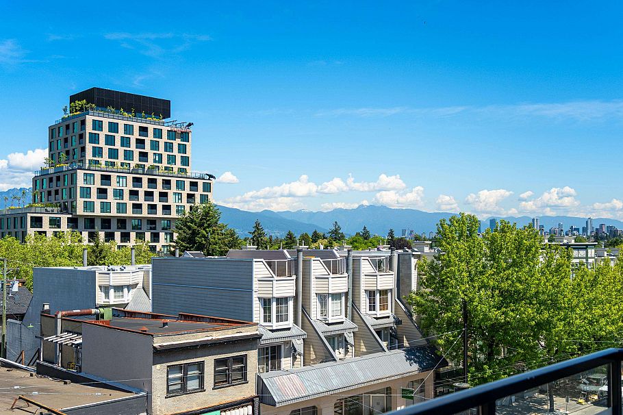 302 3788 W 10th Avenue Vancouver, BC - 1