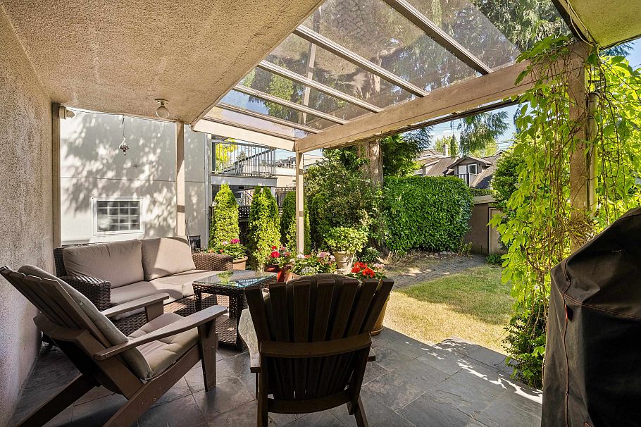696 W 27th Avenue Vancouver, BC - 27