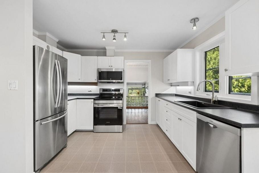 1056 LILLOOET ROAD, North Vancouver BC V7J 2H8 North Vancouver, BC - 10