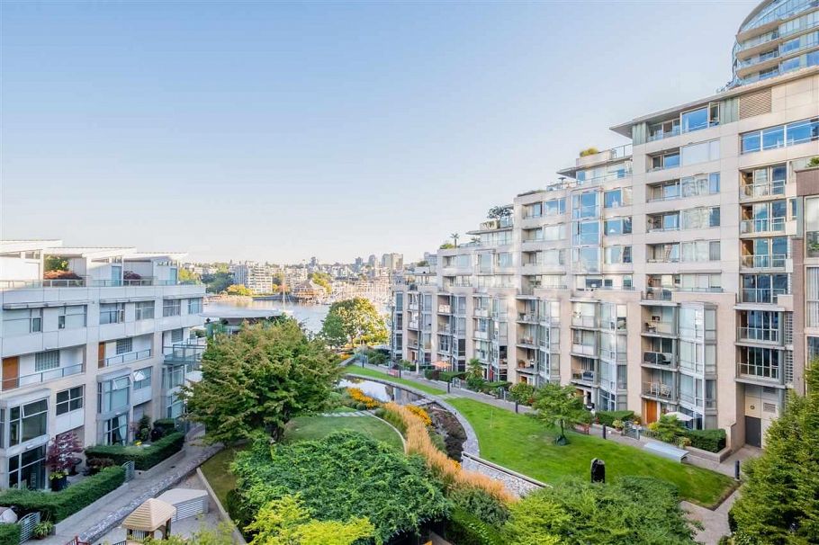 605 1228 Marinaside Crescent Vancouver, BC - 1