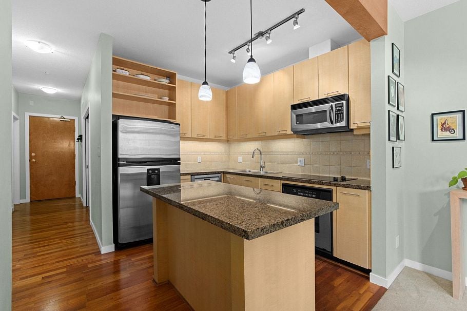 408 560 Ravenwoods Drive North Vancouver, BC - 2