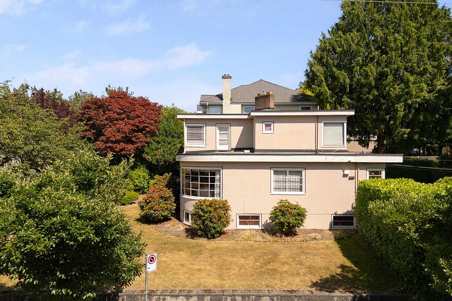 696 W 27th Avenue Vancouver, BC - 3