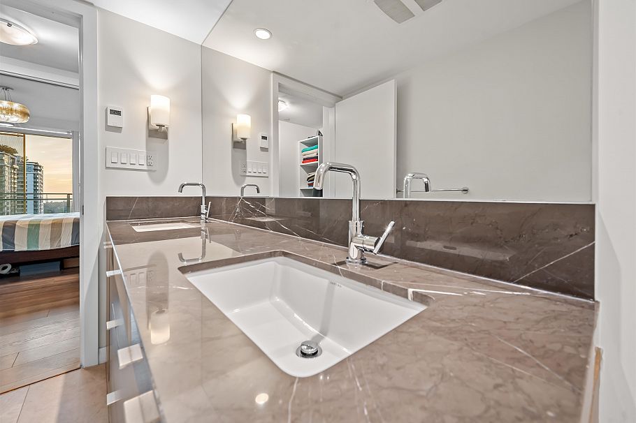 704 125 E 14th Street North Vancouver, BC - 21