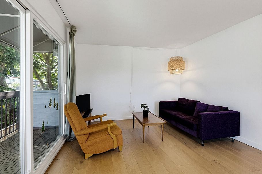 219 2910 E Pender Street Vancouver, BC - 2