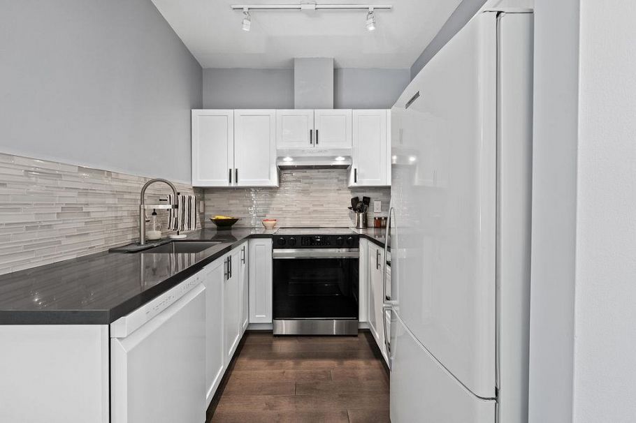 313 1675 W 10th Avenue Vancouver, BC - 3