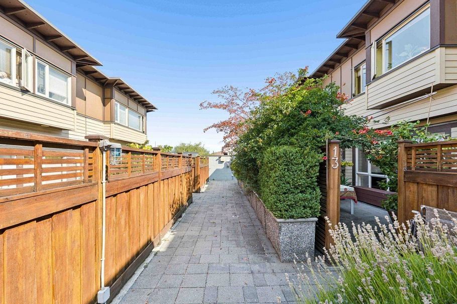 13 2389 Charles Street Vancouver, BC - 1