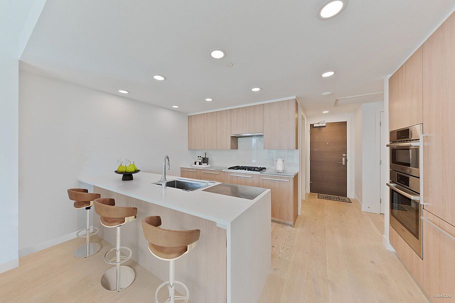 504 2780 Valley Centre Avenue North Vancouver, BC - 1