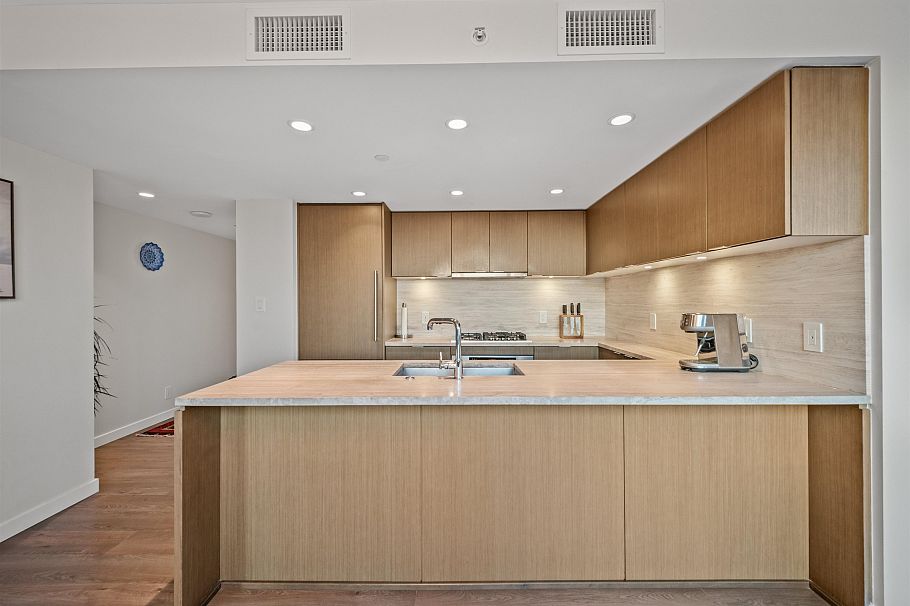 704 125 E 14th Street North Vancouver, BC - 15