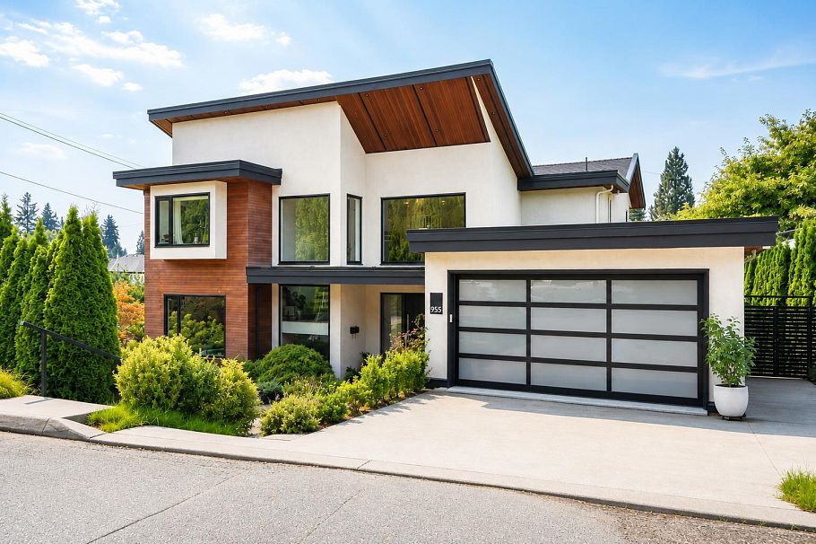 955 Forest Hills Drive North Vancouver, BC - 1