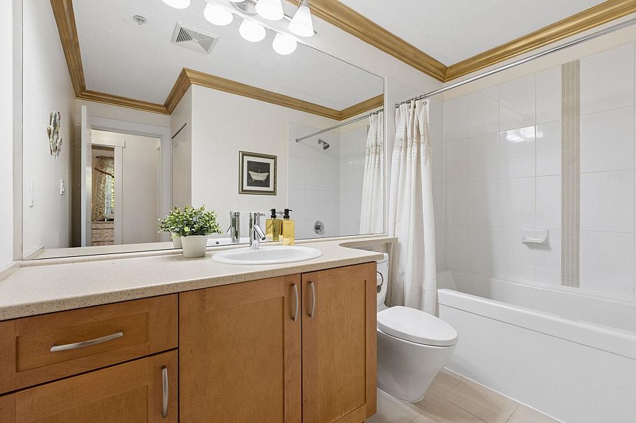 203 1111 E 27th Street North Vancouver, BC - 17