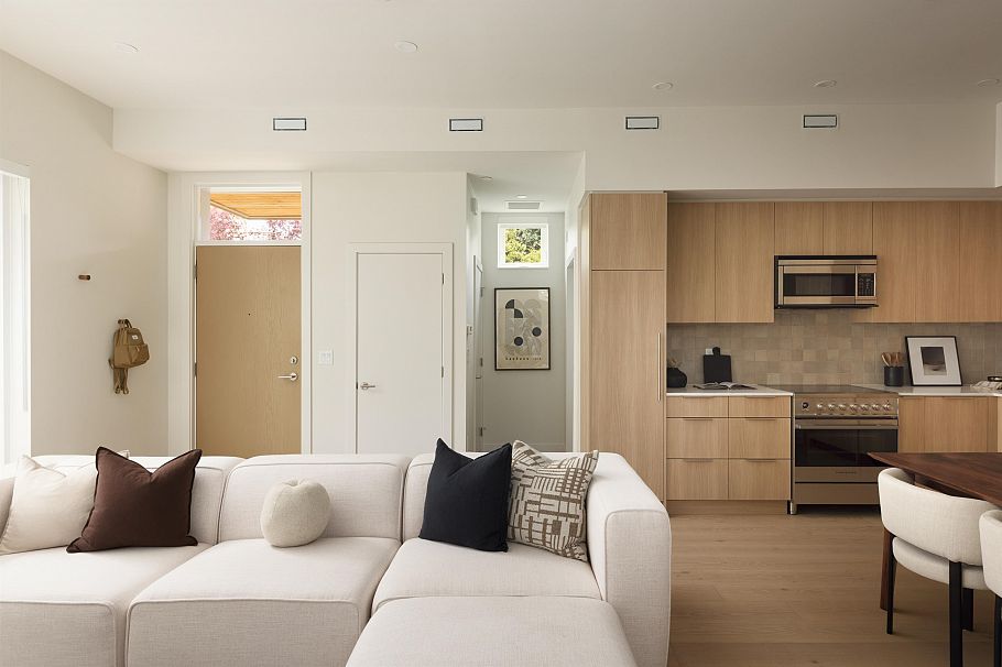 593 E 49th Avenue Vancouver, BC - 3